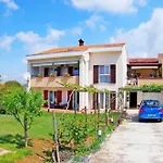 Geraeumige Ferienwohnung In Pula Mit Gemeinsamem Garten