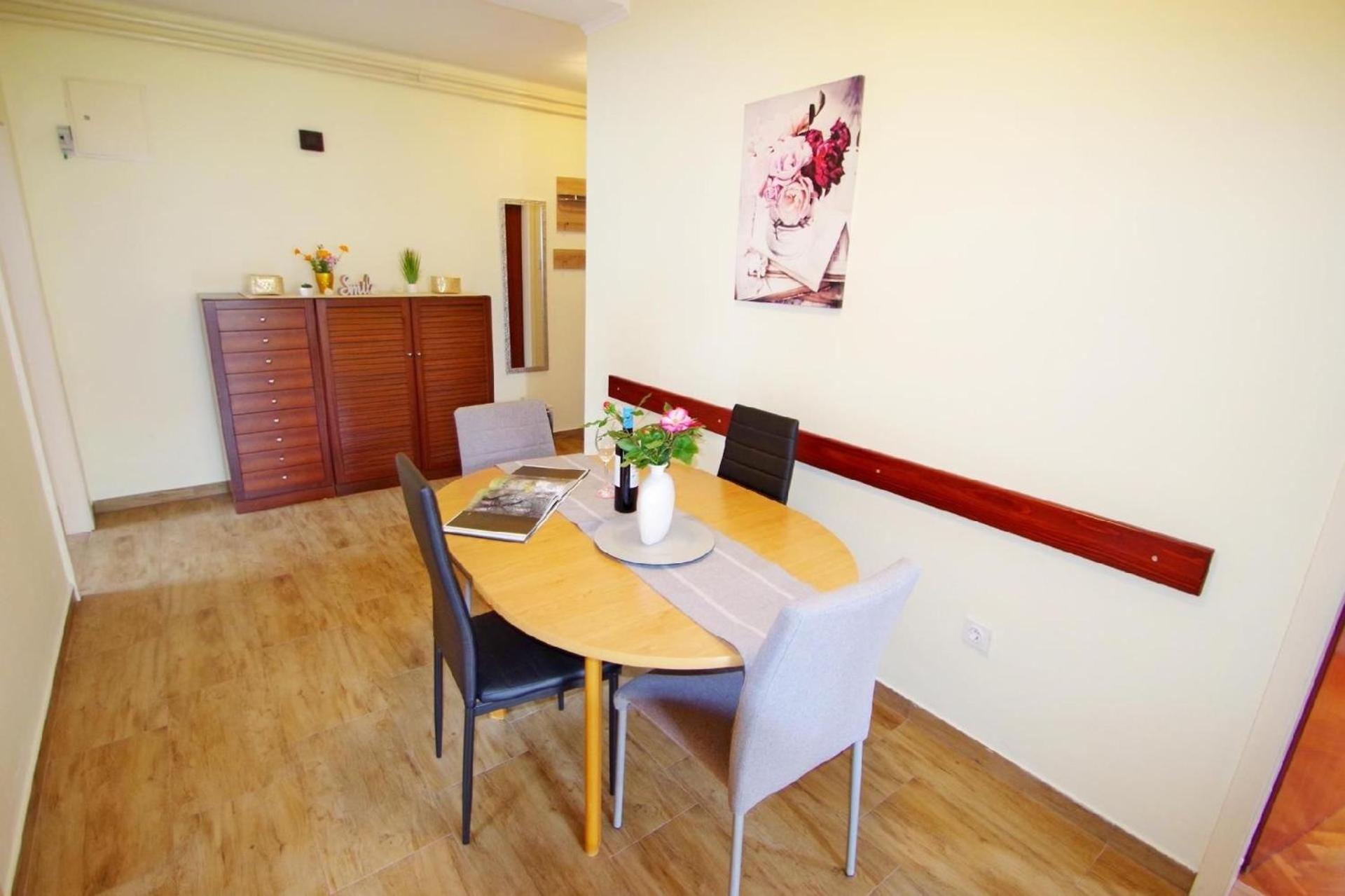 Apartma Geraeumige In Mit Gemeinsamem Garten Pula